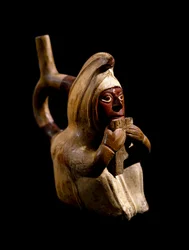 Præcolombiansk kunst, Mochic civilisation (grim, Mochica): antropomorf vase, der repræsenterer en panfløjtespiller. 200 f.Kr.-700 e.Kr. Göteborg, Etnografisk Museum - Præcolumbiansk kunst, Moche-kultur (200 - 700 e.Kr.): antropomorf vase forestillende en p