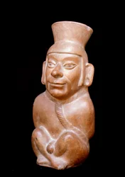 Præcolumbiansk kunst, Moche-civilisationen (Moche, Mochica): antropomorf terrakottaflaske, der forestiller en fange før hans ofring (han har et reb om halsen og hænderne bundet på ryggen). 200 f.Kr.-700 e.Kr. Lima, Det Nationale Antropologiske Museum