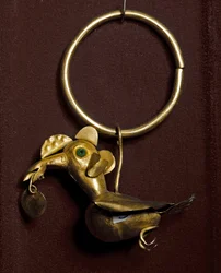 Præ-colombiansk kunst, Mochica-kultur (Ugly, monchique): ørering med fugl i guld. 200-500 apres JC Private Collection