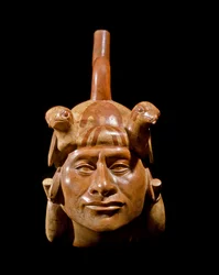 Præcolumbiansk kunst, Mochekulturen (Mochica): antropomorf vase, der forestiller en leders ansigt. 200 f.Kr.-700 e.Kr. Lima, Det Nationale Museum for Antropologi og Arkæologi, Peru