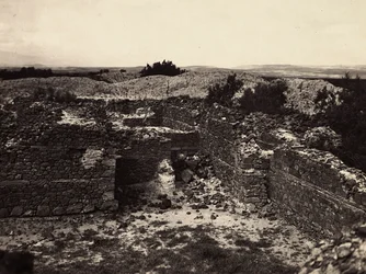 Opbygning af et imperium i den fascistiske tidsalder: Axum-ruinerne af Solens tempel i Adulis, 09/05/1936 (s/h-foto)