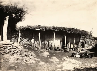 Opbygning af et imperium i den fascistiske tidsalder: et abessinisk hus i Edmò, 09/05/1936 (s/h foto)