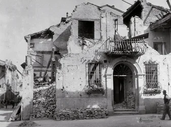 Bombardementerne af Sermide: et hus, der blev alvorligt beskadiget under anden verdenskrig. En del af facaden kan ses