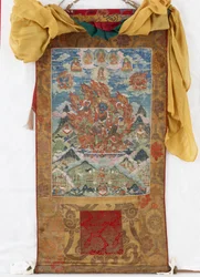 Damjen Garwa Nagpo, midten af det 19. århundrede (mineralpigmenter på størrelse bomuld, originale Qing-brokadebeslag, originalt støvbetræk, mongolske kvaster og stang med hætter)