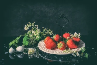 Friske jordbær og blomster