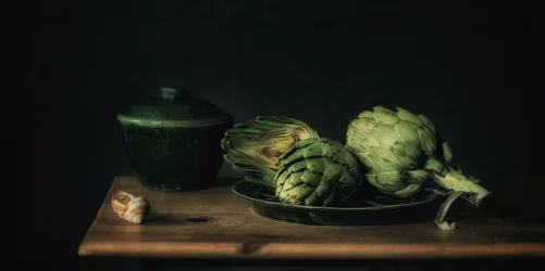 Stilleben med artiskokker