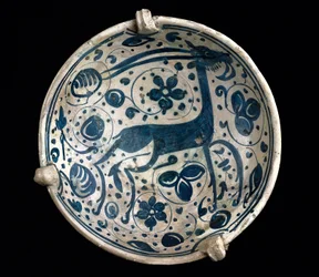 Mudéjar-kunst: blå keramikkop, dekoreret med en hjort fra Paterna, Manises (spansk-maurisk stil). 14. eller 15. århundrede, Barcelona. Barcelonas keramiske museum, Spanien