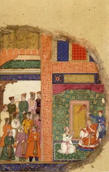 Kong Dasaratha taler med familiepræsten om Ramas regentskab inde i paladset, mens hoffolk og ministre venter i gården, ca. 1595
