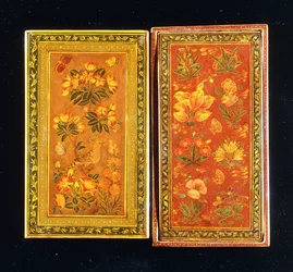 Et par spejlkasser fra Safavid-dynastiet, malet med blomstermotiver, en med en perched hoopoe, ca. 1671-2