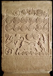 Mykensk kunst: gravstele af kalksten med en fremstilling af et slag, fra Mykene. 16. århundrede f.Kr. Mål: 133 cm. Athen, Det Nationale Arkæologiske Museum