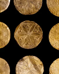 Mykensk kunst: ceremonielle gulddiske brugt til at udsmykke tøjet fra grav III, Mykene. 16. århundrede f.Kr. Athen, Det Nationale Arkæologiske Museum