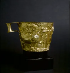 Mykensk kunst: guldbæger dekoreret med en scene, hvor en tyr indfanges. 1500 f.Kr. Fra Vaphio-fundstedet nær Sparta. Athen, Det Nationale Arkæologiske Museum