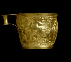Mycensk kunst: guldbæger afviser med repræsentation af en scene for fangst af tyre fra stedet for Vapheio (eller Vaphio eller Vafio). 1500 f.Kr. Svag. 8,4 cm Nationale Arkæologiske Museum i Athen, Grækenland.