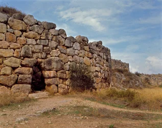 Mykensk kunst: vestlig trappe, der giver adgang til det mykenske citadel, byen Tiryns, omkring 1200 f.Kr. Grækenland