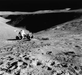 Astronaut David Scott født 1932 på skråningen af Hadley Delta under Apollo 15, 1971.