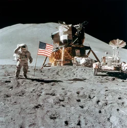 Astronaut James Irwin 1930-1991 giver en hilsen på Månen, 1971.