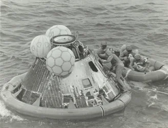 [Astronauter i redningsbåd efter Apollo 11 Splashdown], 1969.