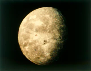 Oberon, måne af Uranus, fra Voyager 2, 24. januar 1986.