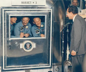 [Præsident Richard M. Nixon byder velkommen til Apollo 11-astronauterne ombord på bjærgningsskibet USS Hor..., 1969.