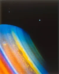 Saturn og dens måne Dione, set fra rumfartøjet Voyager 2.