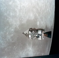 Apollo 15 kommando- og servicemoduler i månekredsløb, 1971.