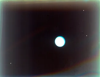 Uranus med satellitterne Miranda, Ariel og Umbriel, fra Voyager 2, 24. januar 1986.