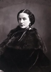 Portræt af Madame Pichat. Portræt af en smart kvinde iført engelske spænder med en pelsfrakke. Foto af Gaspard Felix Tournachon dit Felix Nadar (1820-1910)