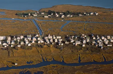 Luftfoto af husene langs King Street, som er bebyggelsens rygrad på Tangier Island...