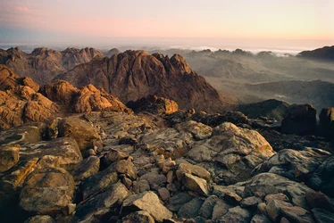Fotografi af landskabet i Sinai-bjergene, dalene og ørkenen fra toppen af J...