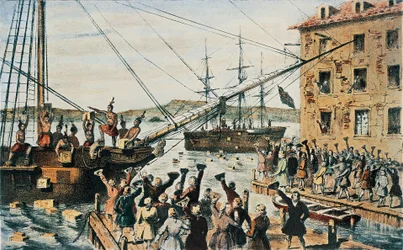 Boston Tea Party, engelske tekister kastet over bord i Boston Harbor af kolonister, 16. december
