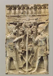 Møbelplade udskåret i højt relief med to egyptiske figurer flankerende et voluttræ, ca. 9.–8. århundrede f.Kr. (elfenben)
