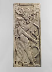 Møbelplade udskåret i relief med en mandsfigur, der griber et træ, ca. 8. århundrede f.Kr. (elfenben)