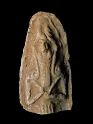 Sumerisk civilisation: figur af en krigergud. Terrakottaskulptur. Mål: 9 cm. Nysumerisk periode (mellem 2093 og 2004 f.Kr.). Fra området omkring fundstedet Ur. Bagdad, Iraks Nationalmuseum