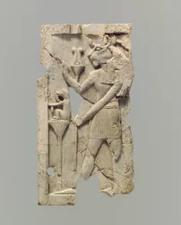 Møbelplade udskåret i relief med løvehovedet figur, ca. 8.–7. århundrede f.v.t. (elfenben)