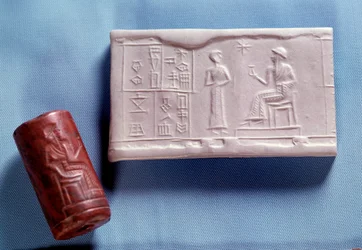 Mesopotamien: Kvartsstens segl og støbning (aftryk), der repræsenterer en figur, der taler til en guddom. Neo-sumerisk periode (ca. 2150-2000 f.Kr.) Søn. 0,030 m Paris, Musée du Louvre