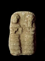 Sumerisk civilisation: et gudepar på tronen. Terrakottaskulptur. Mål: 9 cm. Nysumerisk periode (mellem 2093 og 2004 f.Kr.). Bagdad, Iraks Nationalmuseum