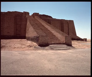 Udsigt over trappen til den rekonstruerede ziggurat, 2050 f.Kr