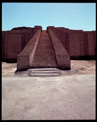 Udsigt over trappen til den rekonstruerede ziggurat, 2050 f.Kr