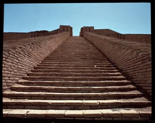 Udsigt over trappen til den rekonstruerede ziggurat, 2050 f.Kr