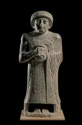 Sumerisk kunst: detalje af statuen af Gudea, fyrste af Lagash, kendt som „med den sprudlende vase“ og viet til gudinden Geshtinanna