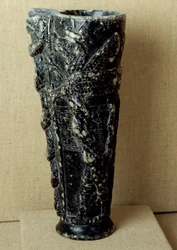 Sumerisk civilisation: prins Gudeas drikkevase af steatit (2141-2122 f.Kr.). Det er dekoreret med drager og slanger. Svag. 23 cm Paris, Musée du Louvre