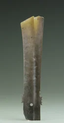 Gaffelmejsel (zhang), Qijia-kultur, ca. 2500-2000 f.Kr. (jade)