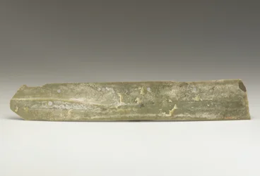 Høstkniv (hu), Qijia-kultur, ca. 2500-2000 f.Kr. (jade)