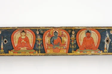 Manuskript til De fem beskyttelser, forside, 1138 (ugennemsigtigt toilet og blæk på træ)