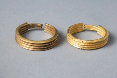 Bøjle øreringe, 18.-19. dynasti (guld)