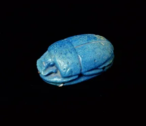 Scarabee fra en mumie, fra Theben (fajance)