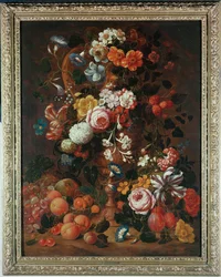 Roser, dahliaer, convolvulus, en tulipan og andre blomster, i en skulptureret urne, med druer, blommer og ferskner i nærheden