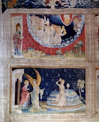 Apokalypse-tapetet (1373-1383), nr. 64: en engel viser Johannes fordømmelsen af Babylon, symbolet på afgudsdyrkelse, som med sine trolddomskunster har vildledt alle nationer. Nederst: Babylon, den prostituerede i Satans tjeneste, opvarmer sit blonde hår