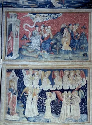 Ophængning af åbenbaring (1373-1383), n. 49: den første engel annoncerer sejr. Nedenfor, n. 56, de syv engle bærer de syv flasker af Guds vrede. Tapestry af Nicolas Bataille (1330-1405)