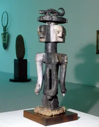 Folkets kunst "" Ijo"" (Nigeria). Skulptur, der forestiller en kultkarakter sandsynligvis en fallisk gud.